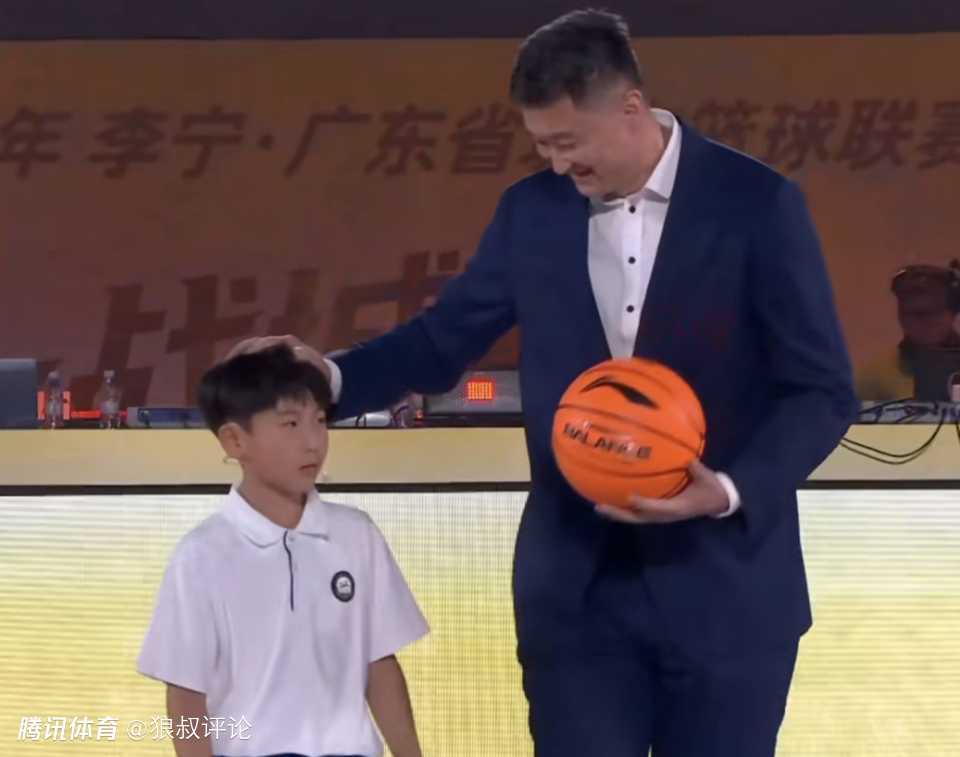 杜锋客战上海前身兼多职“往返广东”引热议 球迷质疑能否专心备战