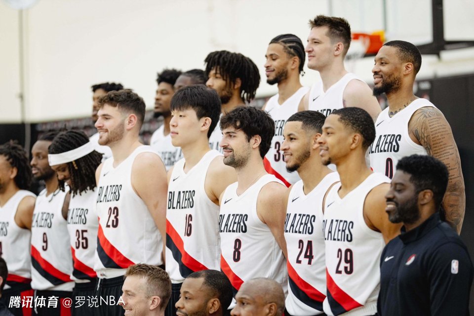 开拓者拍全家福！克林根C位杨瀚森在他身旁 昔日老大利拉德站角落