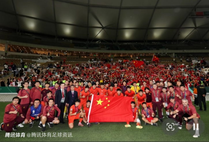 蒯纪闻晒全队与球迷合影：计划未竟 但会一直战斗下去 感谢团队与全国球迷