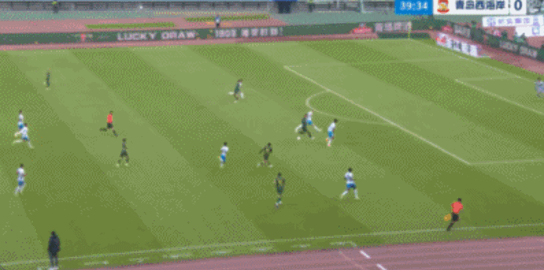 半场1传1射！媒体人盛赞米特里策：他太快了 踢中超像玩儿一样