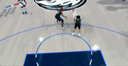 鞋防！小内姆布哈德球鞋被踩掉 火速捡起高举球鞋干扰对手投篮吃T