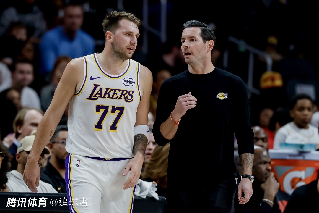 湖人将帅不和一幕：雷迪克与东契奇言语冲突 范德彪第一时间拦住卢卡