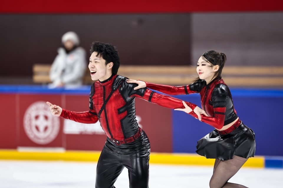 中国花滑冰舞头号顺利交接！任俊霏/邢珈宁冠军赛韵律舞险胜0.01