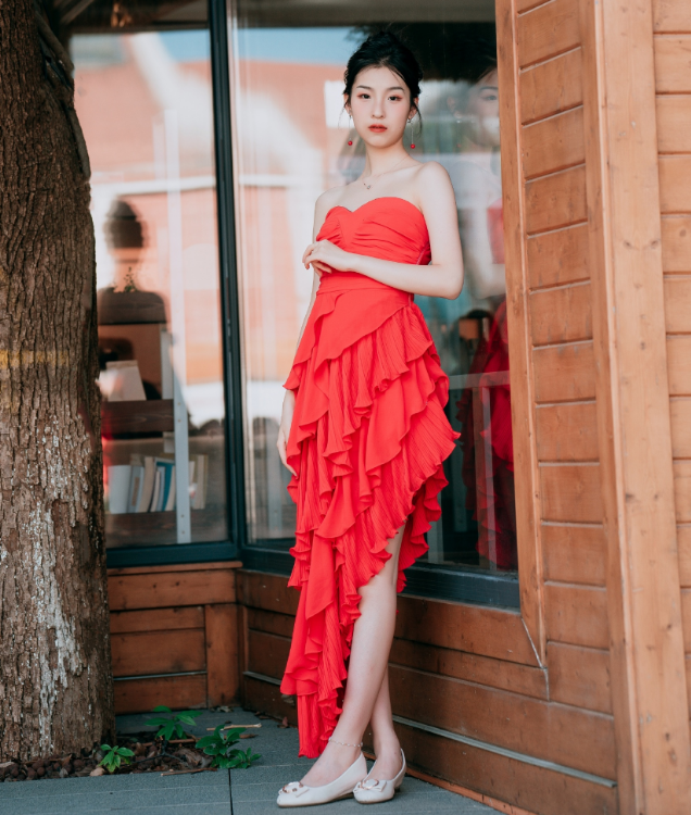 马年中国围棋第一抹红！ 19岁“小魔女”吴依铭大年初一晒红裙靓照