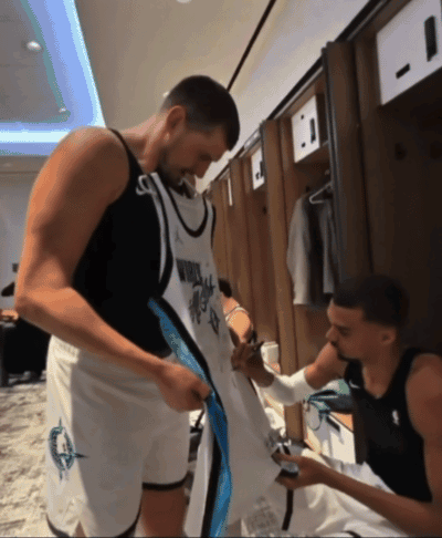 整活还得看他俩！约基奇赛后让文班在自己球衣上画外星人 后者表示少废话