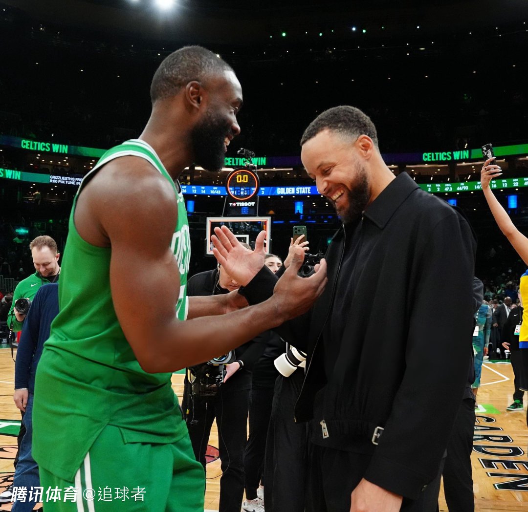 库里手臂遭球迷拉拽！科尔回应勇士掉到第十：争夺第六或第七已不现实