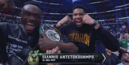 字母哥现身WWE赛场！解说员高呼：求你了 来纽约吧