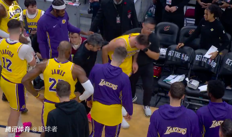 东契奇崴脚受伤一幕：被骑士主场无脑设计坑惨 一人曾直接赛季报销