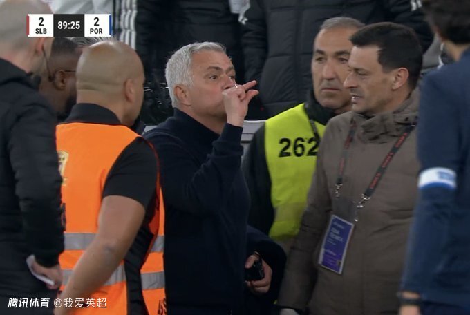 63岁穆帅踢飞水瓶染红！离场时比手势挑衅老东家：我被骂了50次叛徒