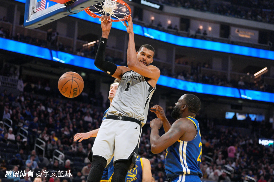 文班率马刺夺10连胜！22中16轰41+18+3帽 连场40+刷爆纪录