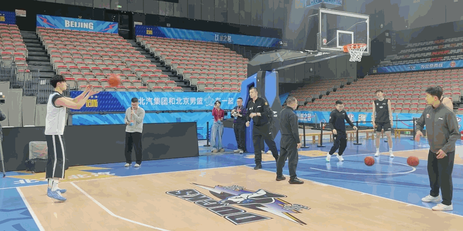 赛季首秀！曾凡博训练中连进三分球 此前投篮手脱臼目前正在恢复