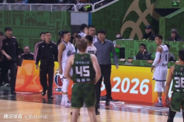 一回合送3T驱赶2人！邱彪不满吹罚怒摔西装冲进场内狂喷裁判被驱离场