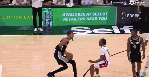 与文班相撞后被戳眼！活塞官方：霍兰将退出与马刺剩余比赛