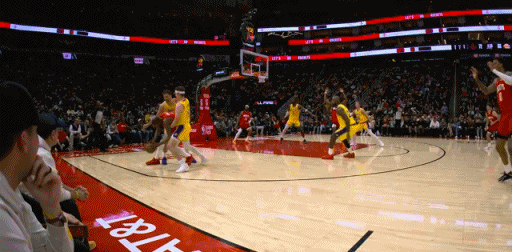 好突然！杜兰特进攻中推倒里夫斯 裁判回看录像升级为一级恶意犯规