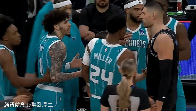 大争议！三球效仿字母哥“争议暴扣”引冲突 黄蜂15分逆转公牛