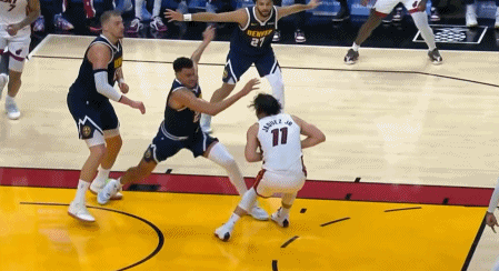 望无大碍！约基奇被队友误伤膝盖 本场比赛回归成疑