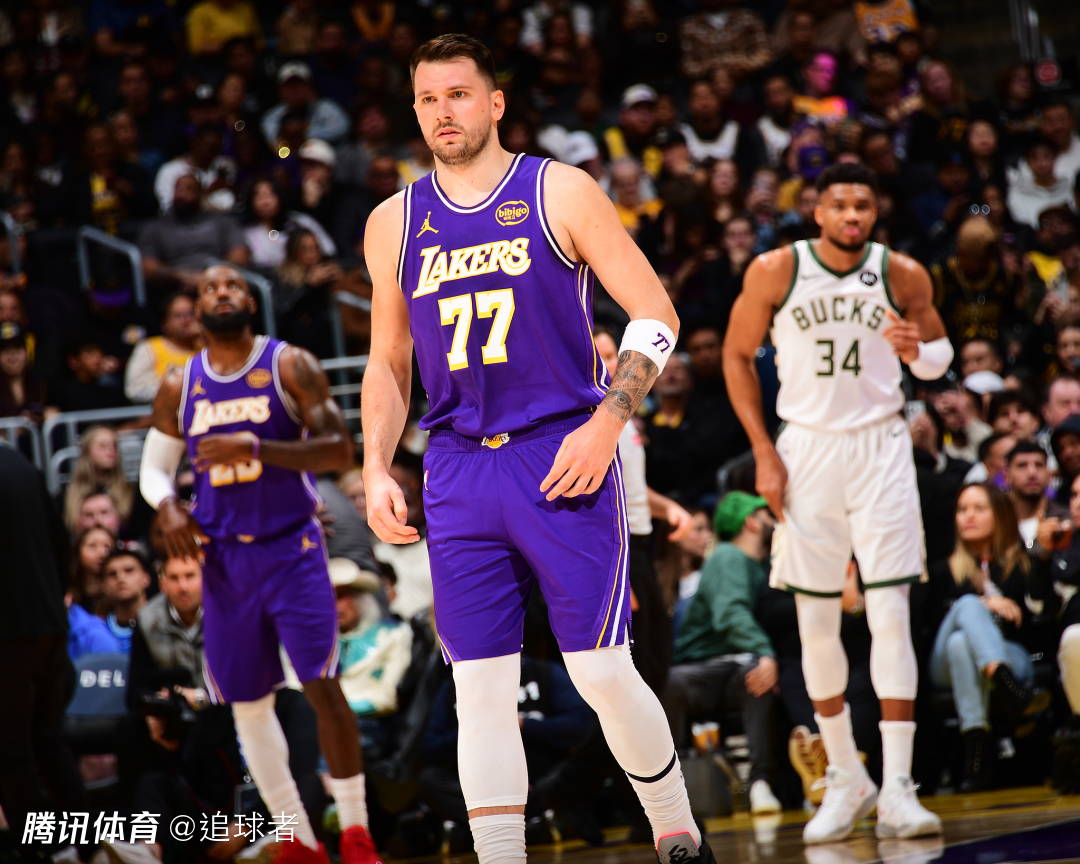 东契奇怒摔护腕泄愤！回应关键三分犯规 雷迪克：我喊暂停但裁判没听到