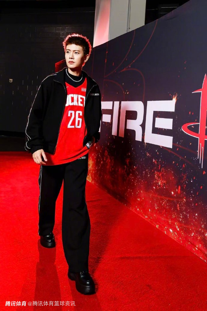 梦幻联动！任嘉伦穿着火箭26号球衣入场 与杜兰特等球员互换礼物