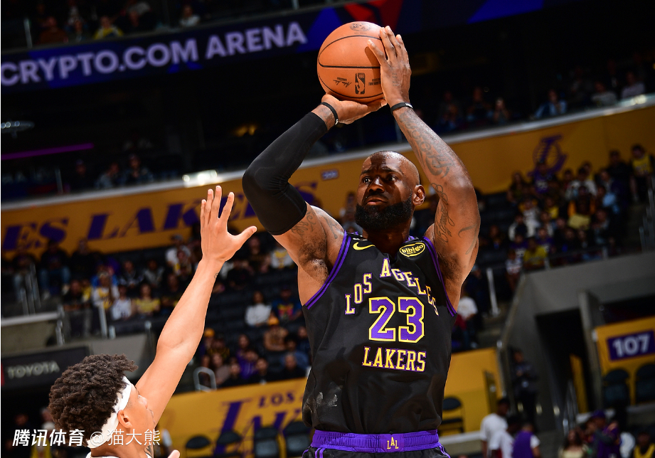 数据帝：21+7+7+2！詹姆斯成NBA首人 哈登奇葩数据刷新历史纪录