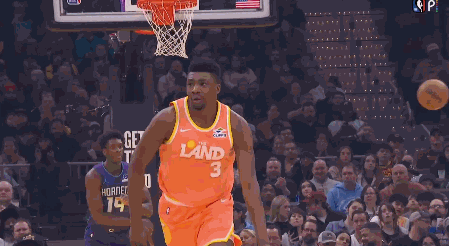 托布做太矮了手势嘲讽4号秀却摔倒 黄蜂官方：报应来得猝不及防