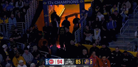 东契奇短暂返回更衣室！左肩不适进行冰敷治疗 末节重返球场继续比赛