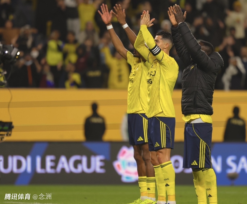 足坛一夜动态：C罗中柱豪取3连胜！巴黎签巴萨中场 帕尔默愿加盟曼联