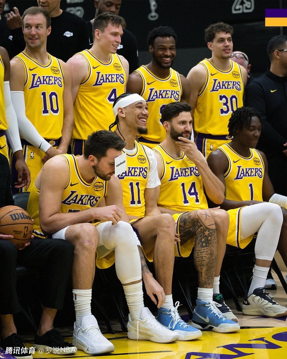 湖人拍摄全家福！东契奇搞怪把名字贴额头 詹姆斯布朗尼笑容满面