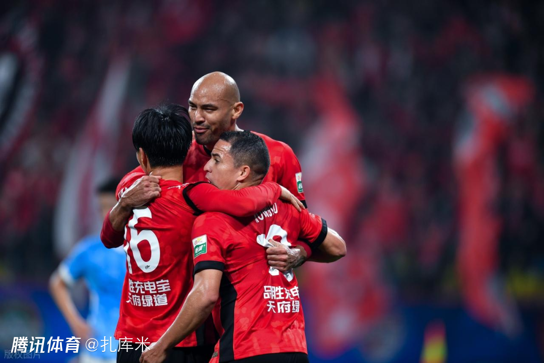 中超-费利佩传射、席尔瓦双响，成都蓉城5-1逆转10人新鹏城开门红