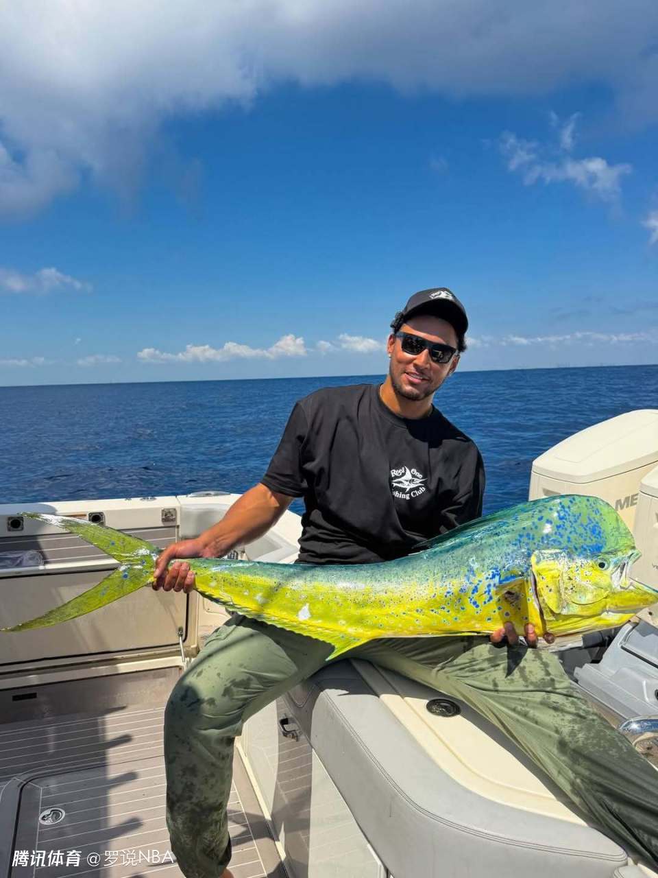 西蒙斯开心晒渔获引热议！球迷羡慕：手握两亿美刀过上最爽的日子