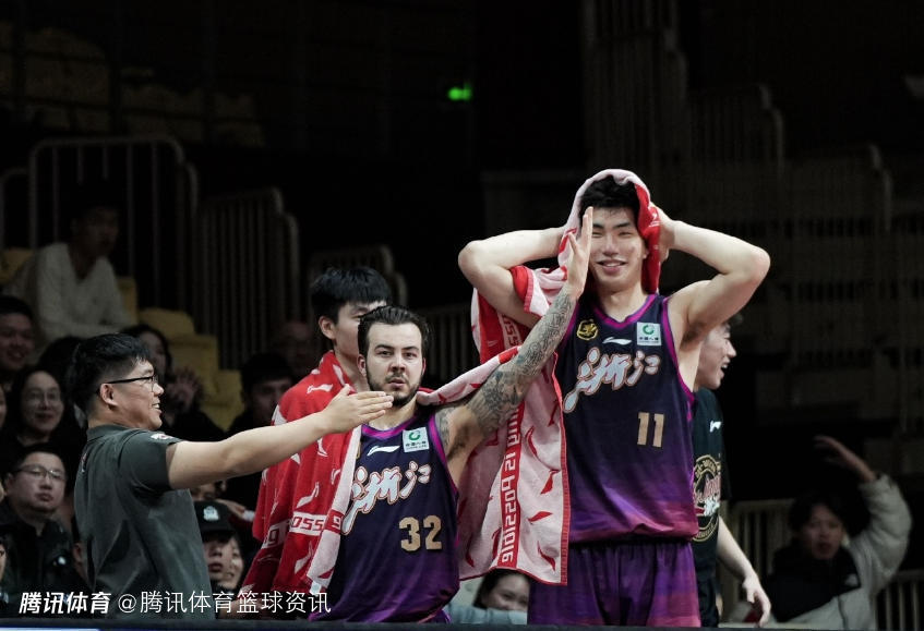 从CBA到西乙！余嘉豪晒图回顾2025年 许愿2026年一切顺利