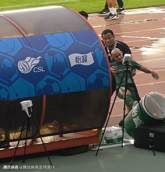 不是个例！米特里策染红后踹翻赞助商水桶 过往类似案例均遭足协处罚