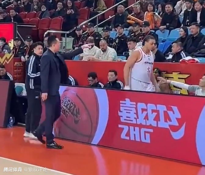 上海男篮疑似内讧！洛夫顿不满卢伟回怼惹争议 曾遭怒斥带着情绪打球