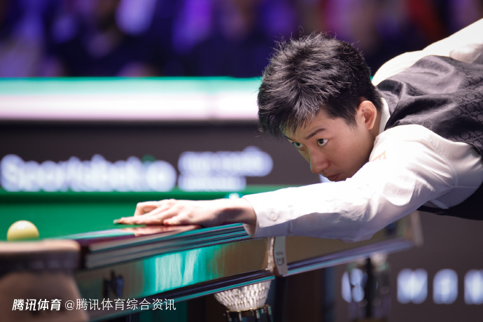 世界斯诺克巡回锦标赛：韦克林连下8局逆转淘汰吴宜泽 将与赵心童争夺半决赛名额