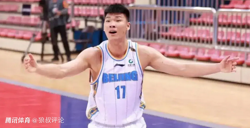 垃圾时间登场刷4分！北京顶薪内线范子铭难掩尴尬 新赛季更边缘化