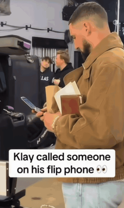 走复古风？克莱赛后被拍到用翻盖手机打电话