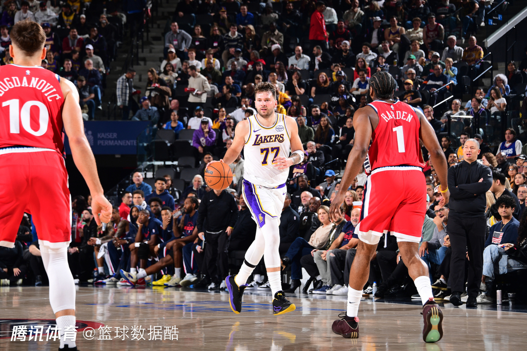 东契奇左腿挫伤因跟博格丹相撞导致 老詹：只能坚持下一个人顶上