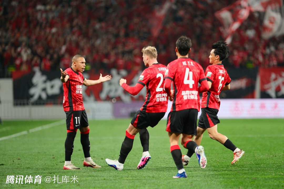 中超-席尔瓦传射、费利佩生日夜戴帽，成都5-1西海岸4分优势领跑