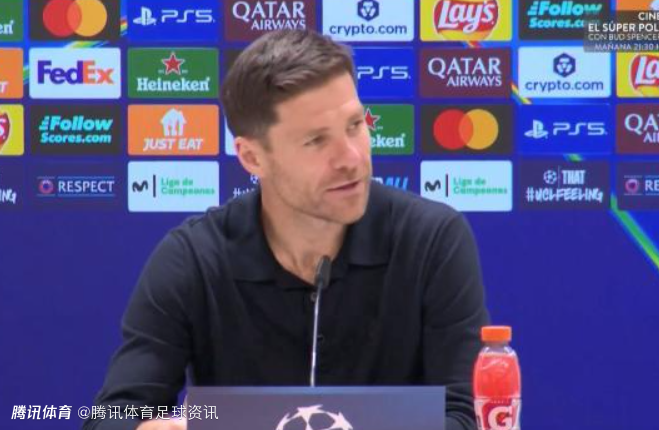 专家分析发布会肢体语言对比：阿隆索紧张焦虑 阿韦洛亚冷静自信