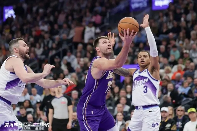 湖人尝试引进更多无球战术提升进攻威胁 老詹：不能只有单打挡拆