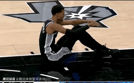 Shams：文班亚马比赛中左膝出现轻微过度伸展损伤 检查结果显示无碍