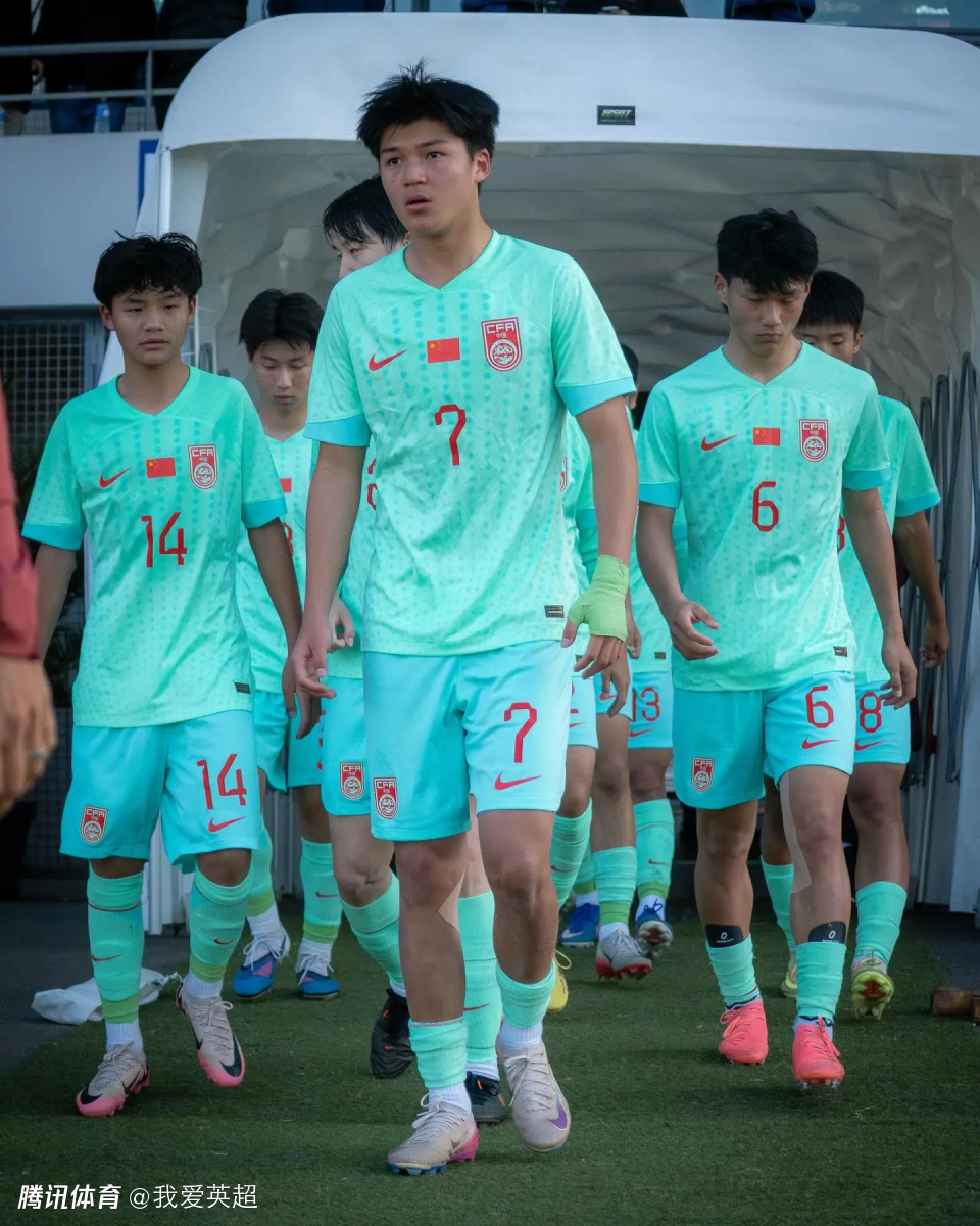 争议？国少助教疑推搡16岁留洋新星+追着骂！球迷愤怒：严惩+开除他