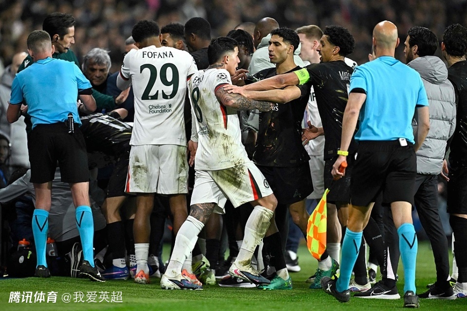 心态崩了？葡萄牙6000万巨星欧冠推倒球童！险引冲突：我已送他球衣