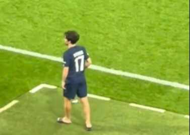 记者：维蒂尼亚为和利物浦小将交换球衣，赛后等了20分钟