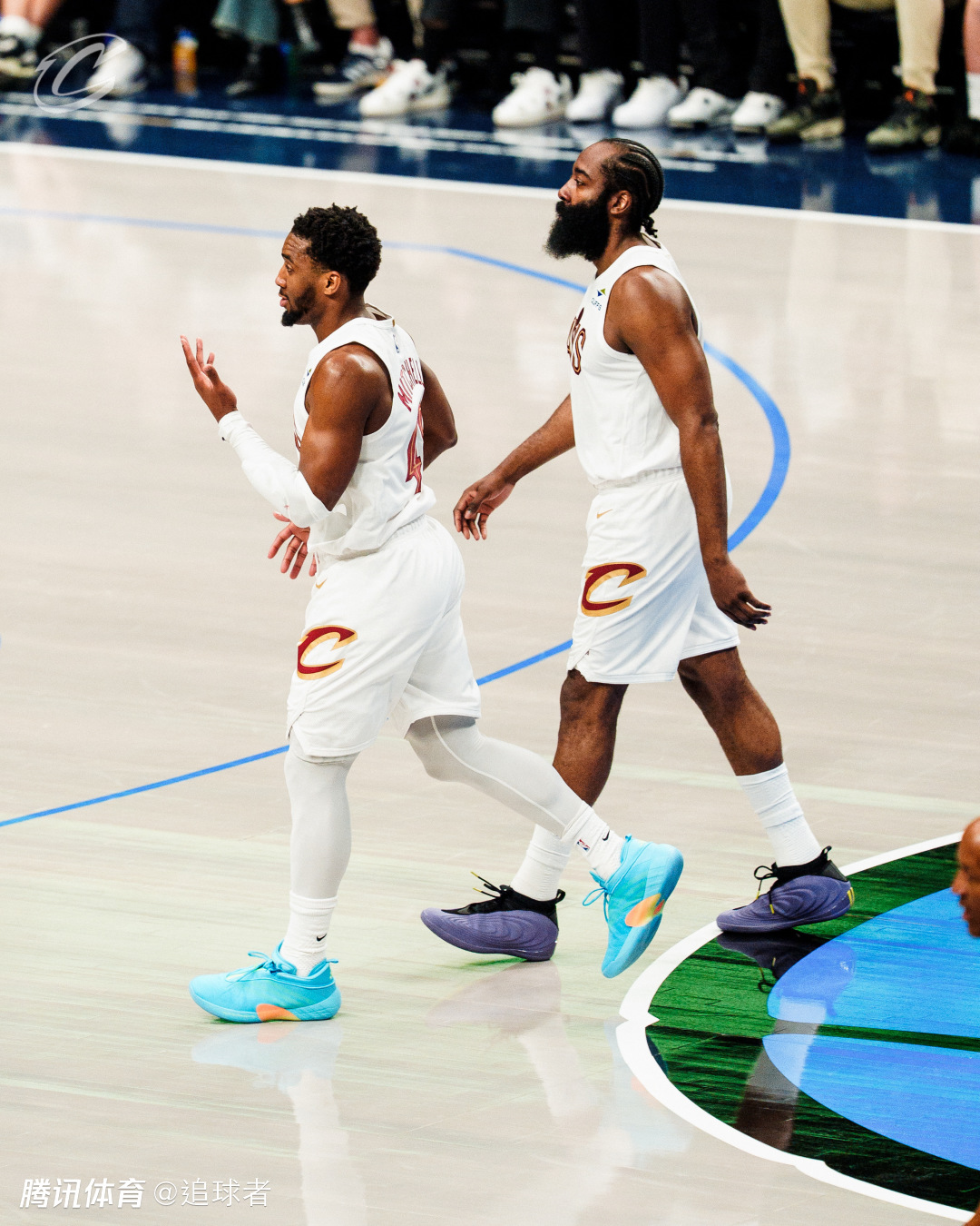 骑士三核70分打爆独行侠：哈登正负值+27 莫布利15投轰29分