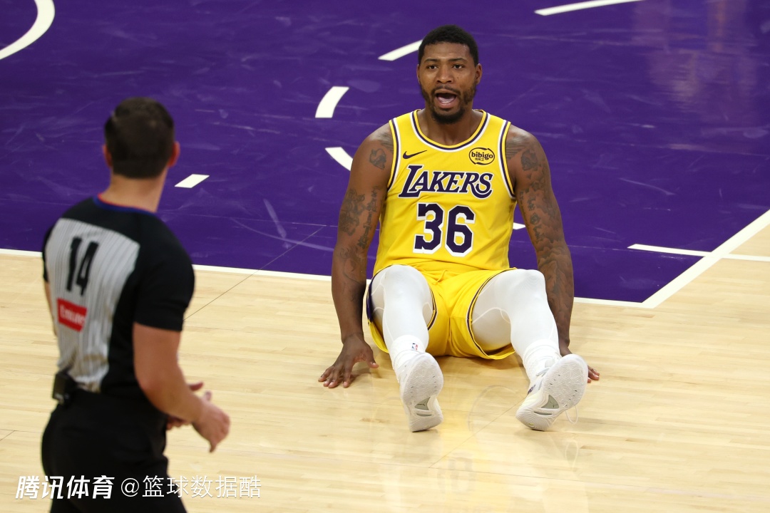 詹姆斯吐槽裁判吹罚尺度不一致 斯玛特认同：跟裁判交流却领T