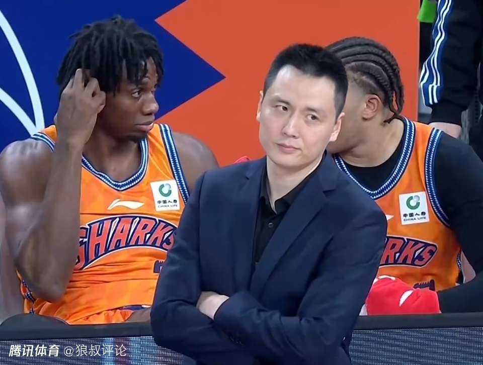 卢伟：洛夫顿前一段确实有点小情绪脾气不太好 但这两场已经好很多了