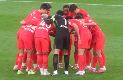 判罚引争议！海港vs河南 何超被撞倒裁判未判点 海港破门连续被吹无效