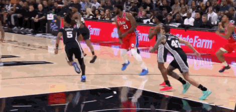 文班亚马被乔治犯规胳膊受伤 已返回更衣室接受检查