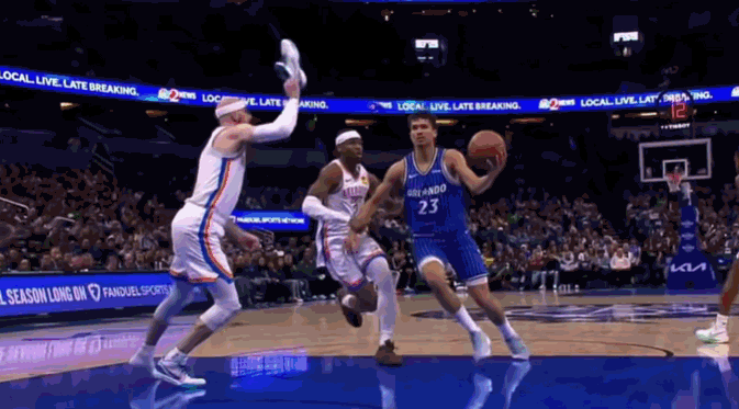 “鞋防”来了！卡鲁索用球鞋封盖对方上篮 裁判吹罚技术犯规