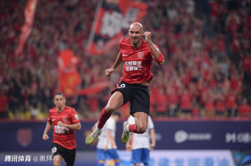 费利佩3分钟双响！34岁生日替补建功，5战西海岸6球，全队鼓掌